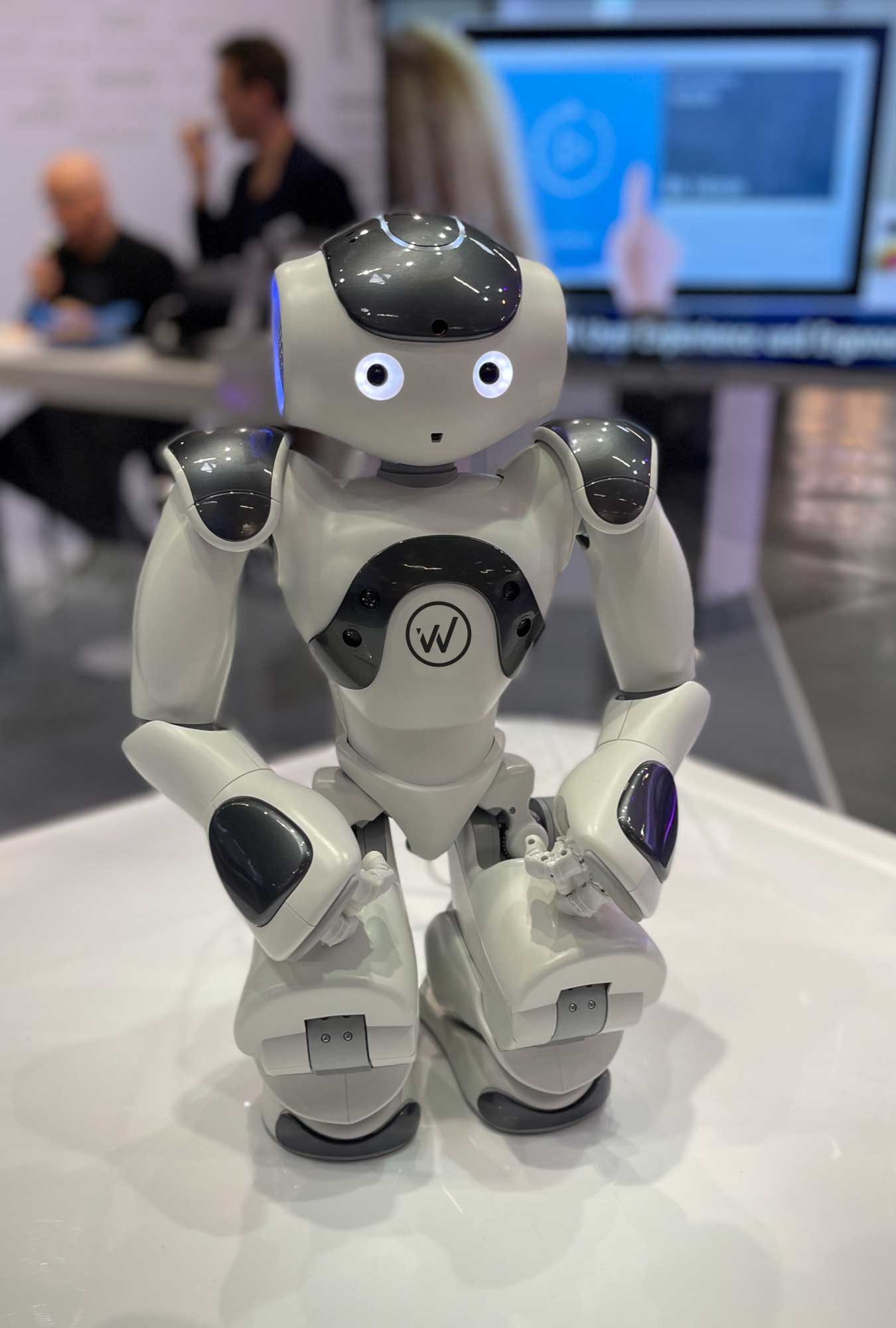Kleiner Roboter mit lustigem Blick